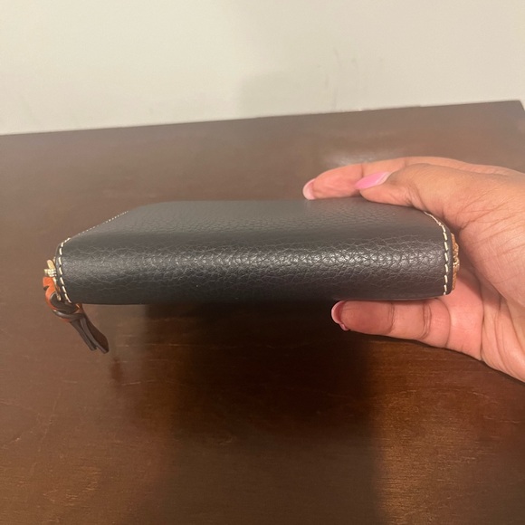 ❤️ Authentic Dooney and Bourke Pebble Grain Medium Zip Around Wallet ❤️ - Picture 6 of 7